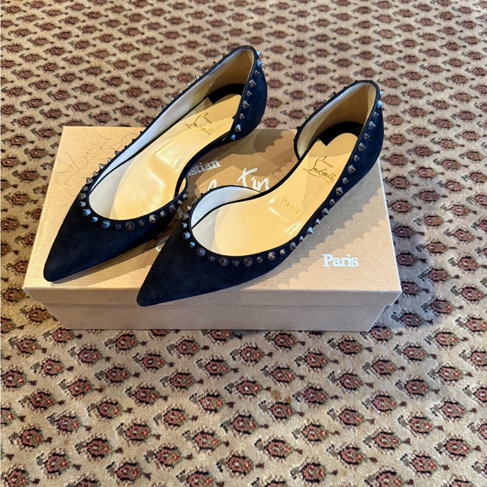 CL flats. worn 2x. box. dustbag included. excellent condition. AUTHENTIC